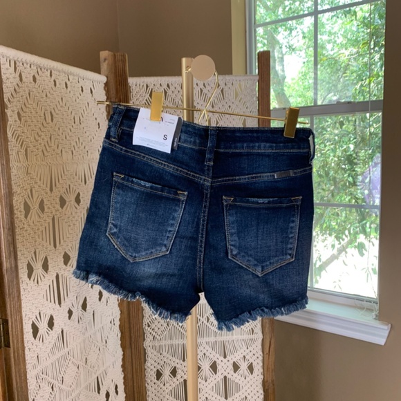 KanCan Hi-Rise Estilo Denim Shorts Small NWT Dark Wash Raw Hem - Picture 3 of 8